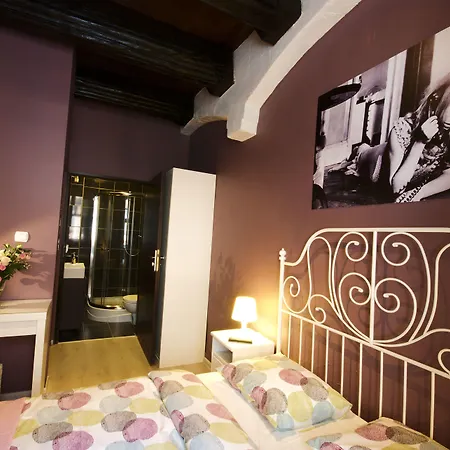 Rosemary's Private Ensuite In Old Town Хостел *