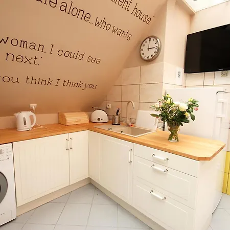 Vandrerhjem Rosemary's Private Ensuite In Old Town Poznań